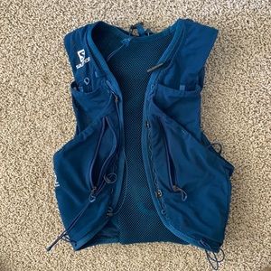 Salomon Advanced skin 12 with bottles.